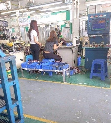 走進東莞:某工廠車間,現在90后的青年男女成了這里的主力軍!
